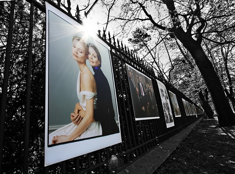 tn_1, Q-ltura – pisał i pstrykał FotoMaximus Wystawa „Kobiety” Annie Leibovitz na ogrodzeniu