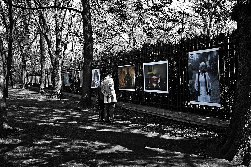 tn_4, Q-ltura – pisał i pstrykał FotoMaximus Wystawa „Kobiety” Annie Leibovitz na ogrodzeniu Ogrodu Botanicznego Uniwersytetu Warszawskiego - od 16 kwietnia do 15 maja.